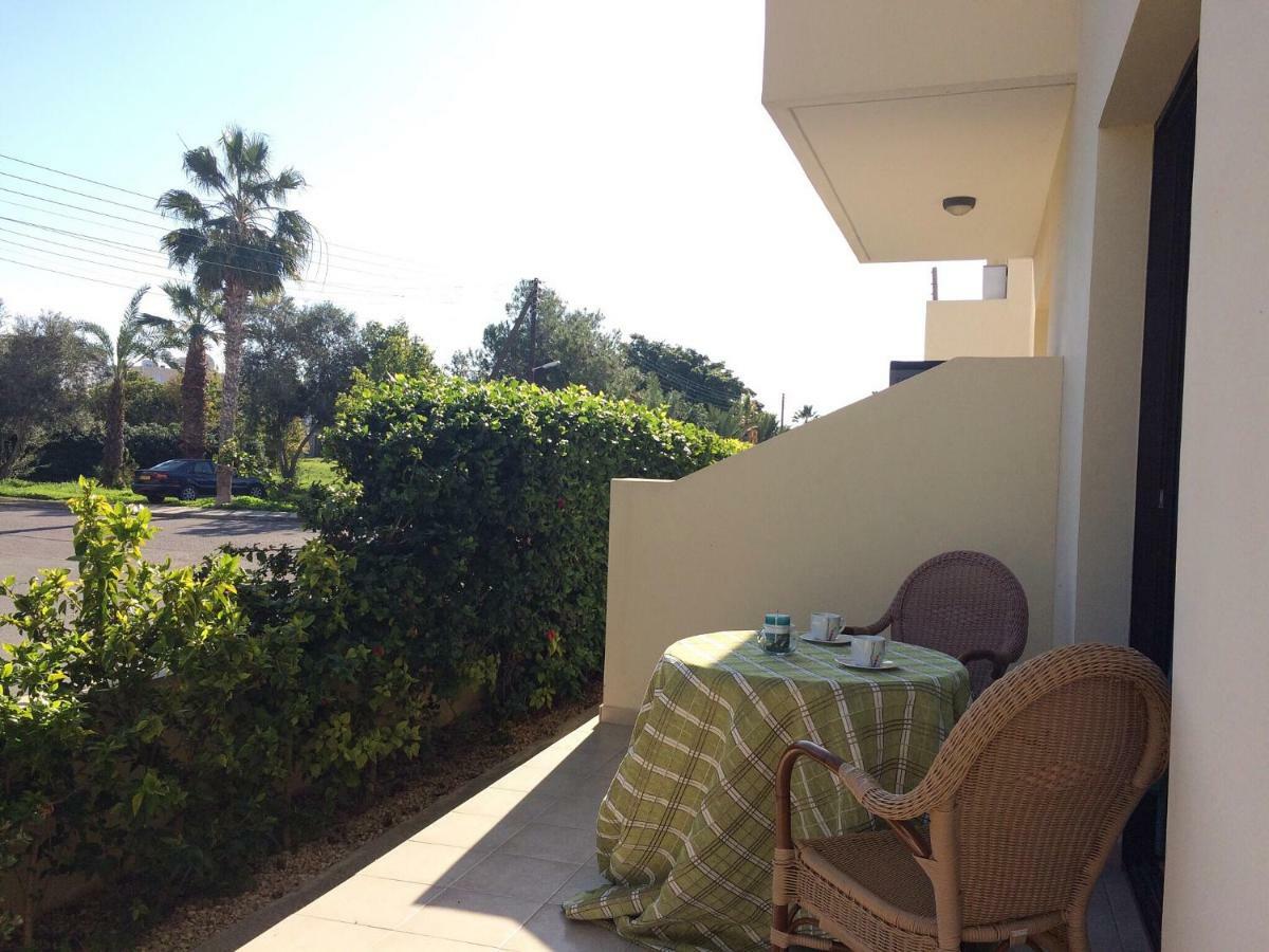 Faros Beach Apartment Paphos Extérieur photo